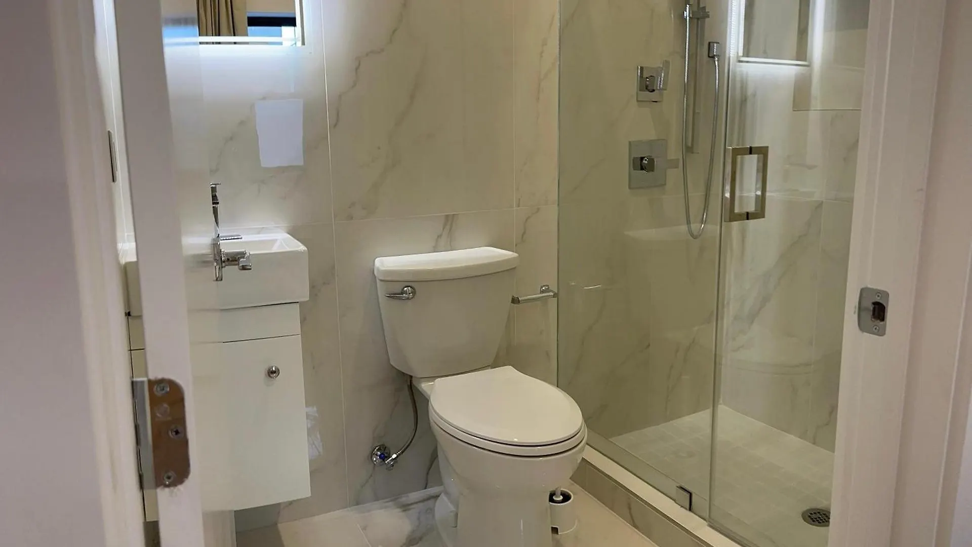 Modern, New 3 Bed, 2 Bath Apt Near Manhattan Jersey City Apartment